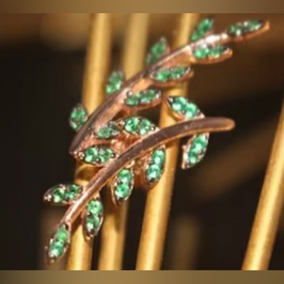 🛍️🎁🕊️🍃☮️14K Rose Gold Peace Emerald Olive Branch Leaf Ear Climber - Picture 1 of 3